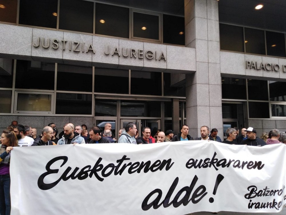 Concentración para exigir que el derecho de la plantilla a trabajar en euskera y poder prestar el servicio en euskera