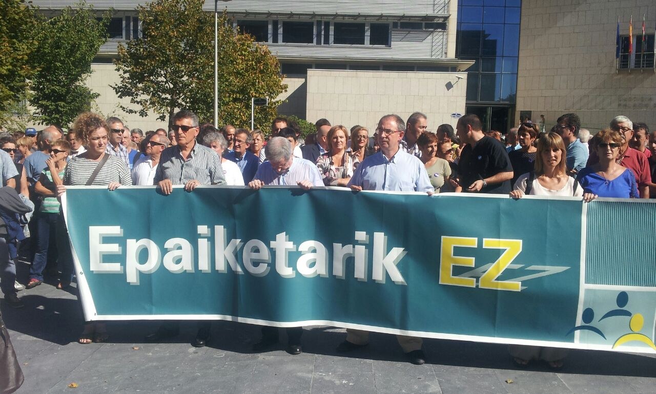 Concentración para exigir que no se celebre juicio en la pieza económica de Egunkaria