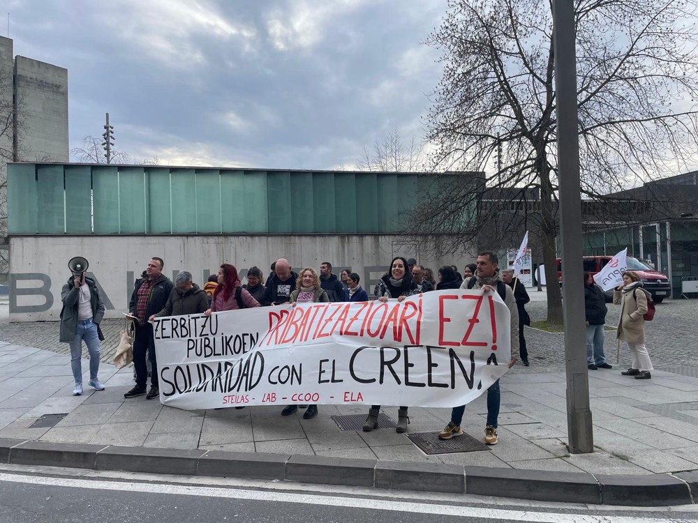 Concentración para exigir un aumento de la inversión en la educación y rechazar la externalización del CREENA