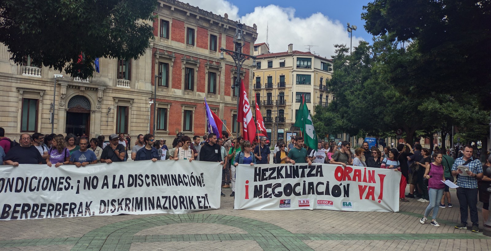 Concentración para exigir una negociación para mejorar las condiciones laborales y el servicio