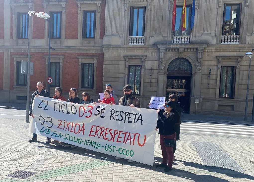 Concentración sindical para denunciar la falta de información y transparencia sobre la implantación de aulas de 2 años en colegios públicos