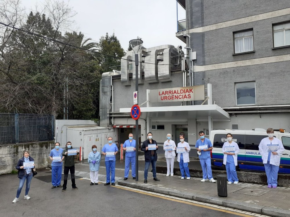 Concentraciones ante clínicas de IMQ para denunciar la muerte de una sanitaria y la falta de medidas de protección para el ejercicio profesional