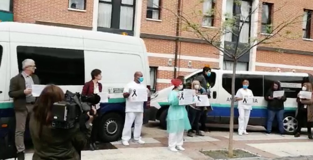 Concentraciones ante residencias de Gasteiz en protesta por la muerte de un trabajador infectado por Covid- 19 y para exigir medidas de protección