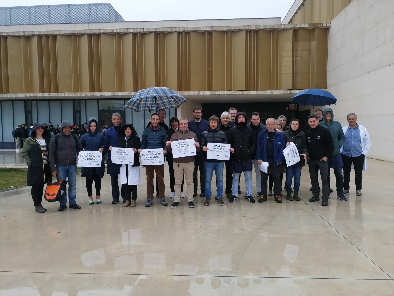 Concentraciones de ELA en la puerta de los colegios concertados para exigir presencia sindical en la mesa negociadora