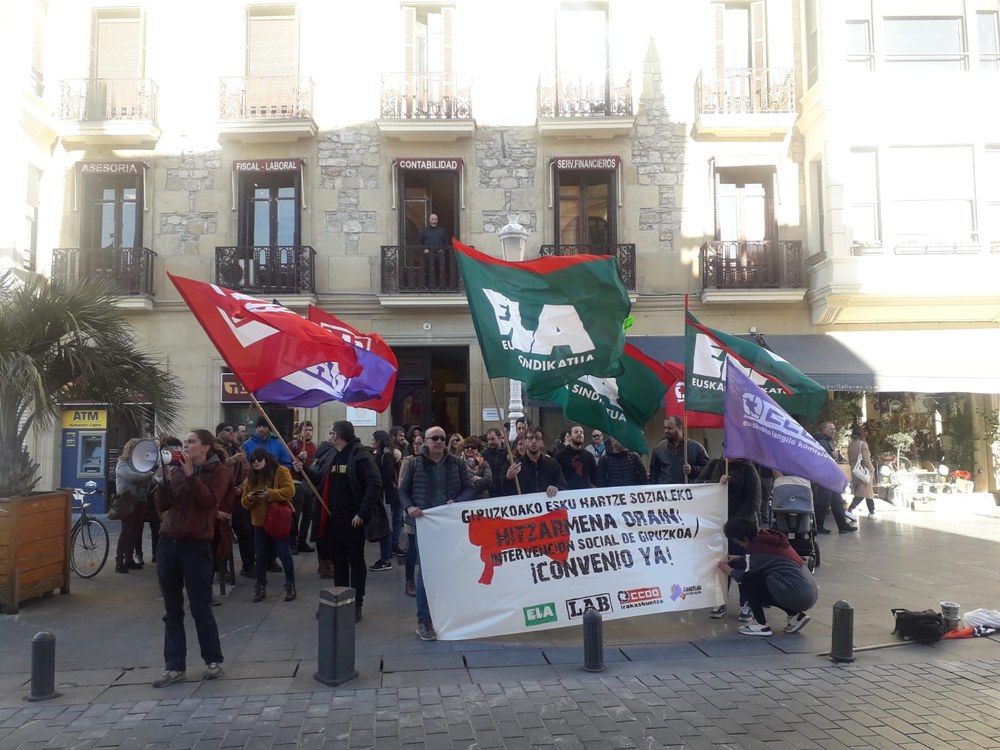 Concentraciones de la plantilla de Intervención Social de Gipuzkoa en defensa del convenio
