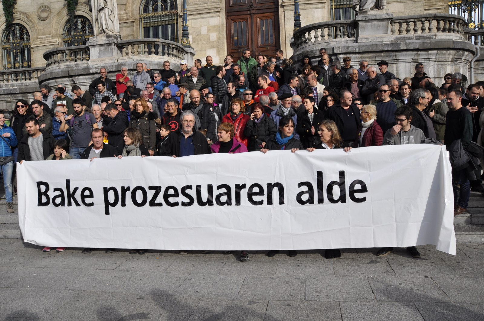 Concentraciones frente a los ayuntamientos de Bilbo, Donostia, Gasteiz e Iruñea en favor del proceso de paz
