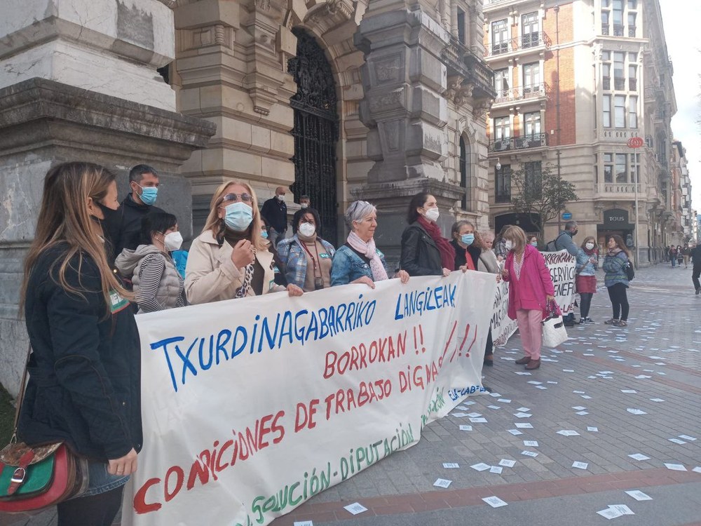 Continúan las movilizaciones de la plantilla de la Residencia y Centro de Día Txurdinagabarri ante la falta de personal
