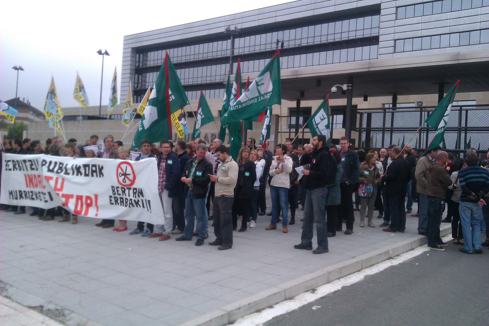 Continúan las protestas de los trabajadores/as de los servicios públicos contra los recortes