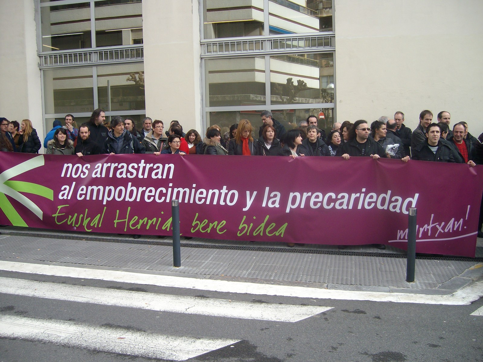 Concentración ante la sede de Lanbide en Donostia para denunciar el aumento de la pobreza