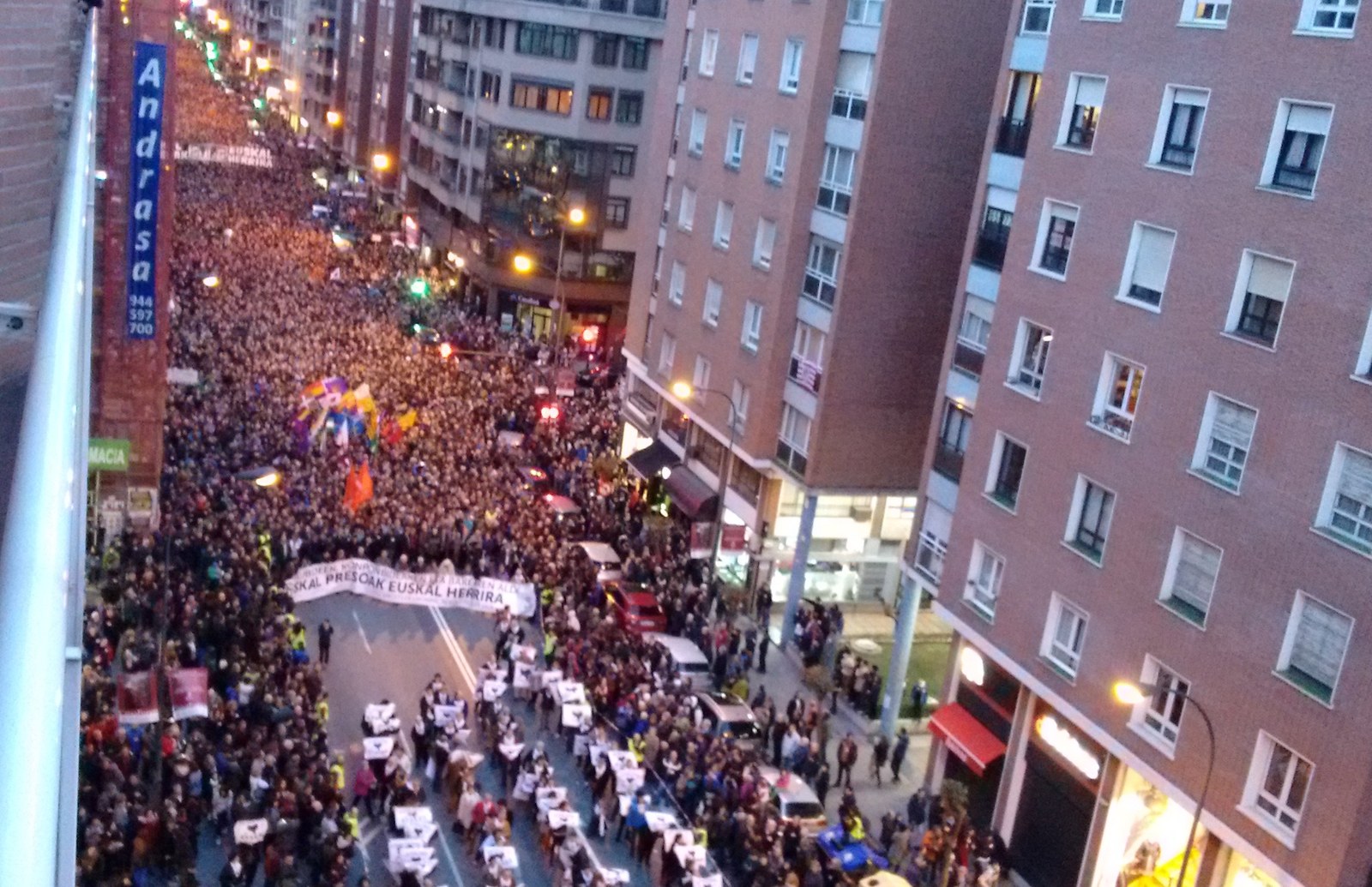 Decenas de miles de manifestantes en contra de la dispersión de los/as presos/as en Bilbao y Baiona