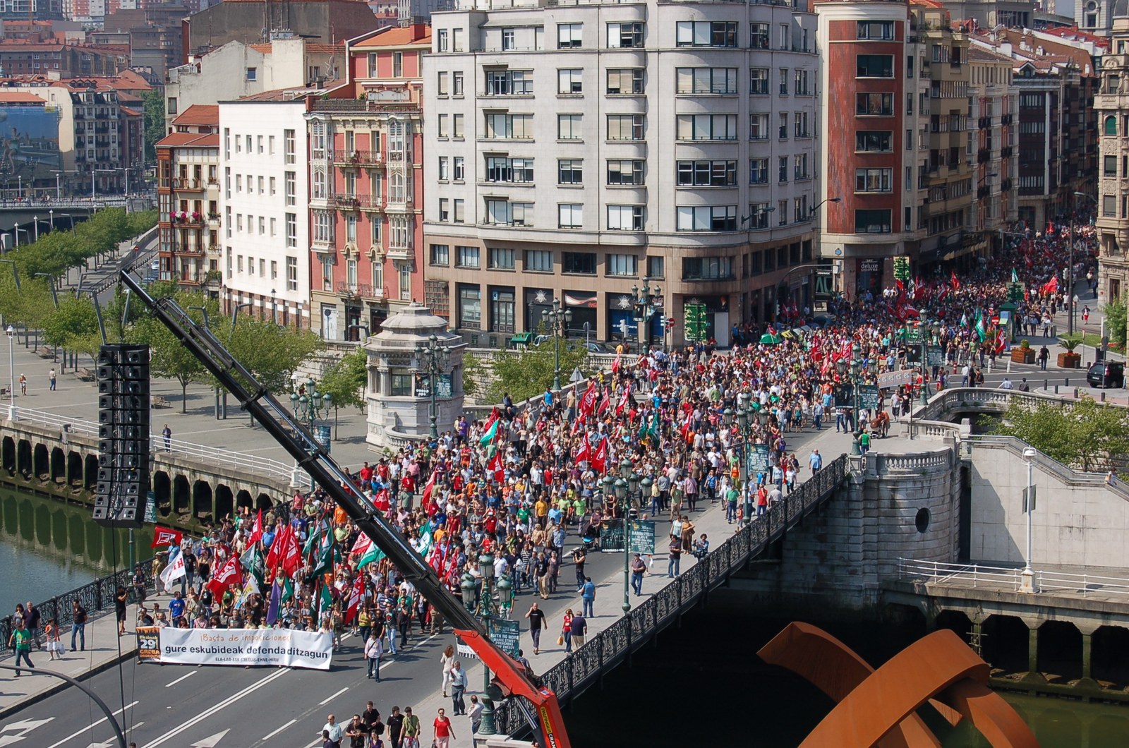 Decenas de miles de manifestantes en Gasteiz, Bilbo, Iruñea y Donostia