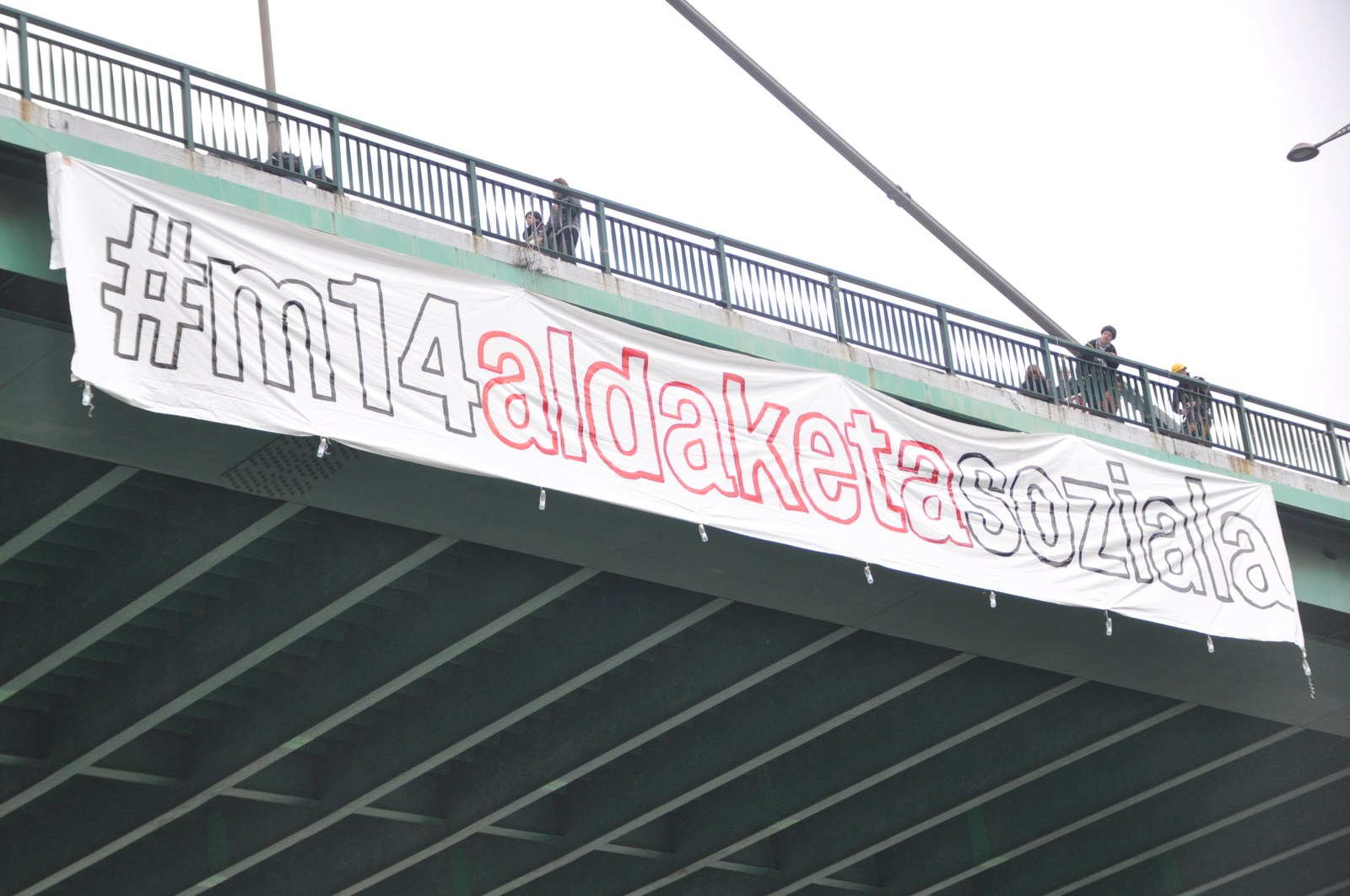 Desplegada una pancarta en el puente de la Salve de Bilbao llamando a la manifestación del sábado