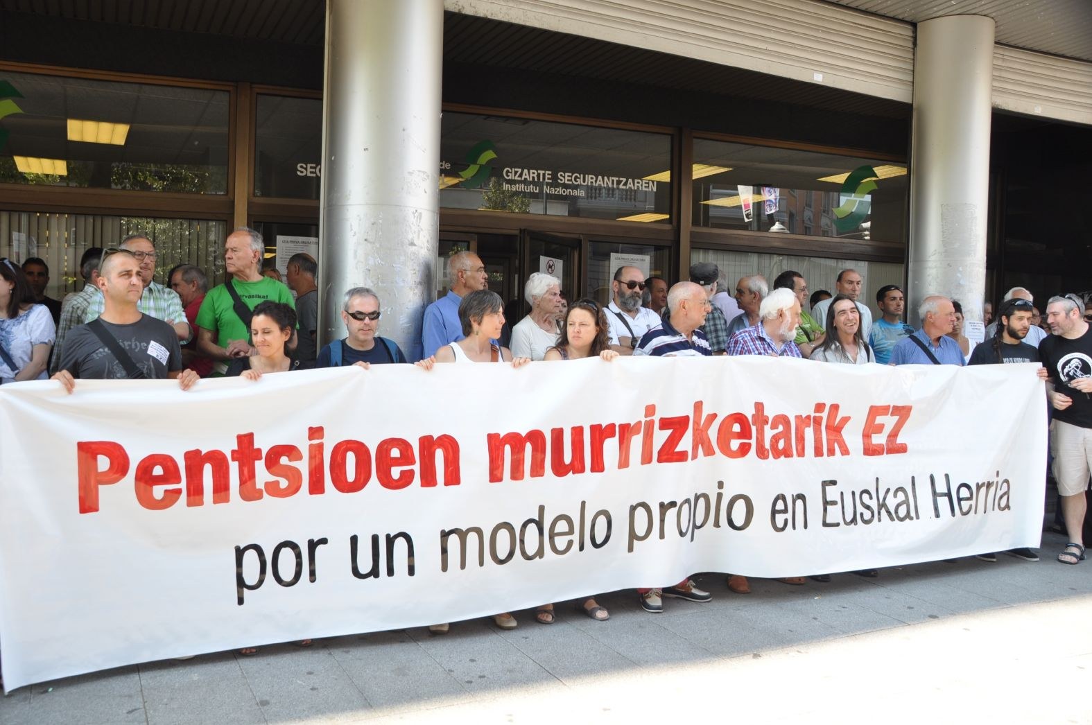 Bilbo, Gasteiz y Donostia han sido escenario de movilizaciones contra los recortes de las pensiones