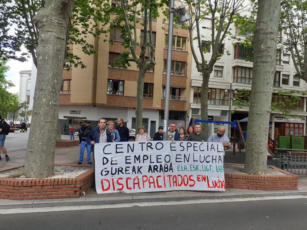 El comité de empresa de Gureak Araba explica a los portavoces de las Juntas Generales la situación de la plantilla y el bloqueo del convenio