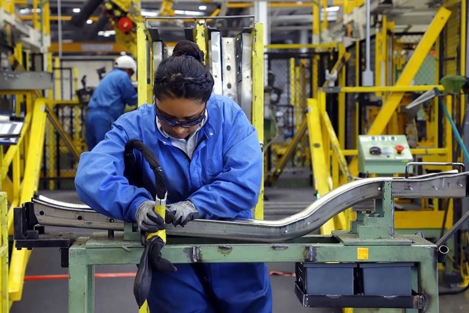 El desempleo aumentó en febrero a costa de las mujeres