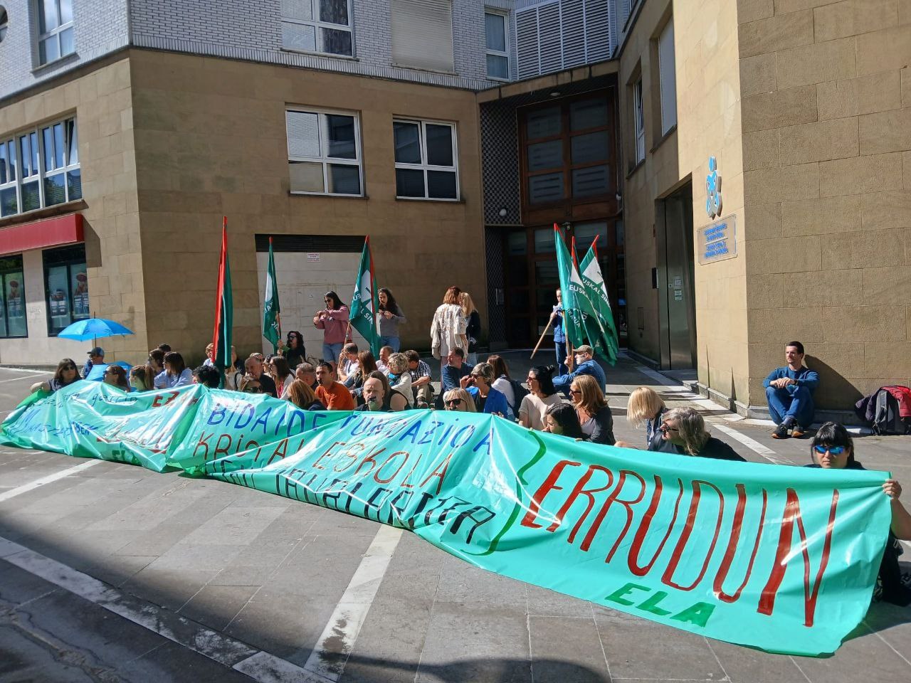 El Gobierno Vasco, Kristau Eskola y Fundación Bidaide siguen en silencio ante el futuro del colegio JM