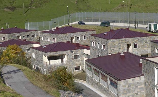 El Gobierno vasco reconoce la necesidad de crear 35 plazas de educador/a en el centro de menores Ibaiondo, de Zumarraga