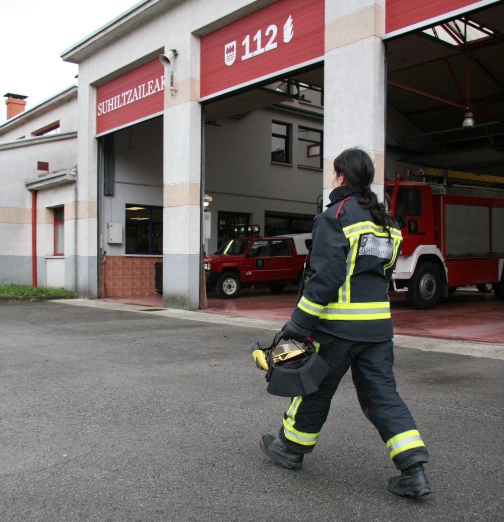 El Gobierno Vasco responde con argumentos euskarafobos a un bombero que ha solicitado que las pruebas de selección se realicen en euskera