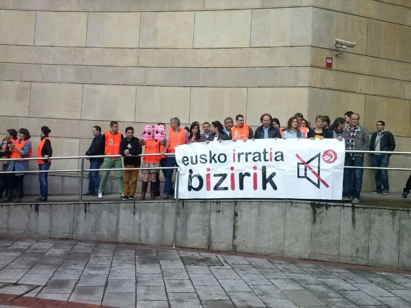 El acuerdo entre PNV, EH Bildu y LAB destruye 30 puestos de trabajo en Eusko Irratia