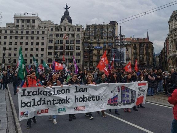 El profesorado ha tomado las calles de Bilbo, Donostia y Gasteiz
