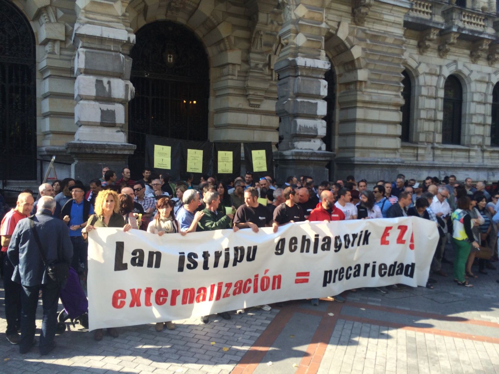Jornada de paro en Basalan y concentración ante la Diputación de Bizkaiaen protesta por el accidente laboral mortal del jueves