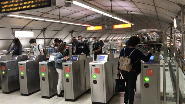 El recorte en la atención en las estaciones y la realización de tareas propias por personal ajeno perjudican a las personas usuarias de Metro Bilbao