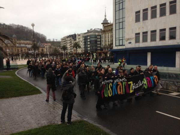 Miles de personas participan en la manifestación convocada por Kontseilua contra los ataques al euskara