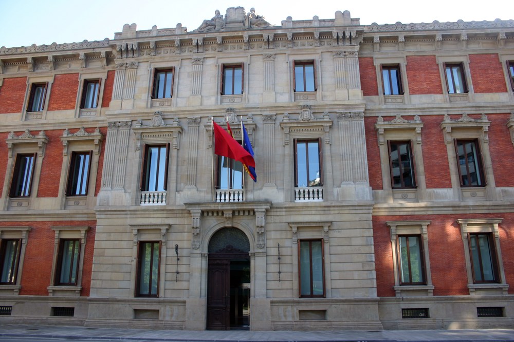 ELA denuncia en el Parlamento la preocupante situación que vive la empresa y el sector en general