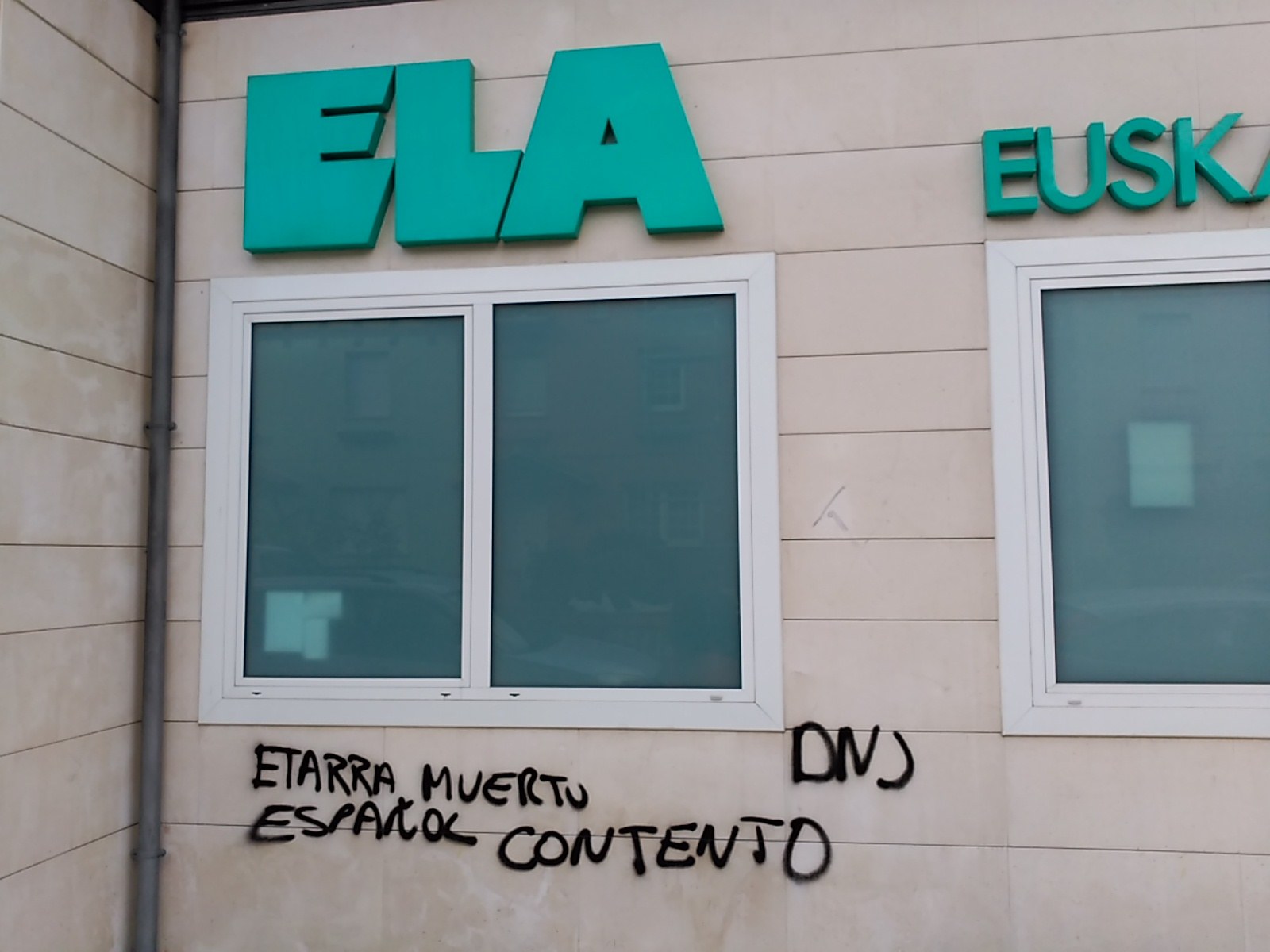 ELA DENUNCIA LAS CONTINUAS Y REITERADAS AMENAZAS FASCISTAS EN SU SEDE DE IRUÑA