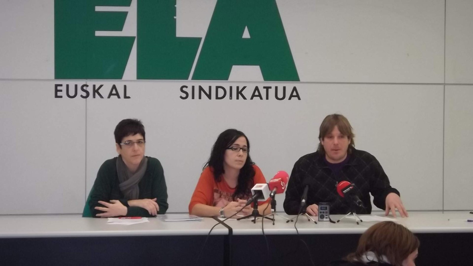 ELA denuncia que cinco grandes superficies superan ya las 72 horas de apertura semanales