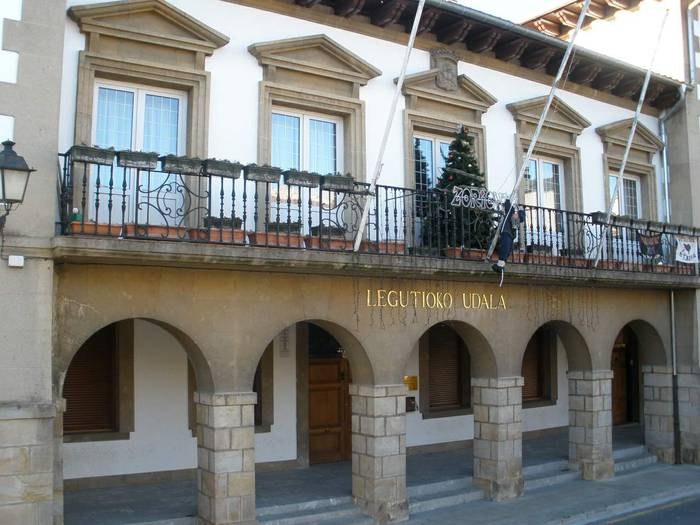 ELA denuncia que el Ayuntamiento de Legutio ha modificado la relación de puestos de trabajo de manera unilateral para dejar a tres personas sin trabajo ELA denuncia que el Ayuntamiento de Legutio ha modificado la relación de puestos de trabajo de manera unilateral para dejar a tres personas sin trabajo