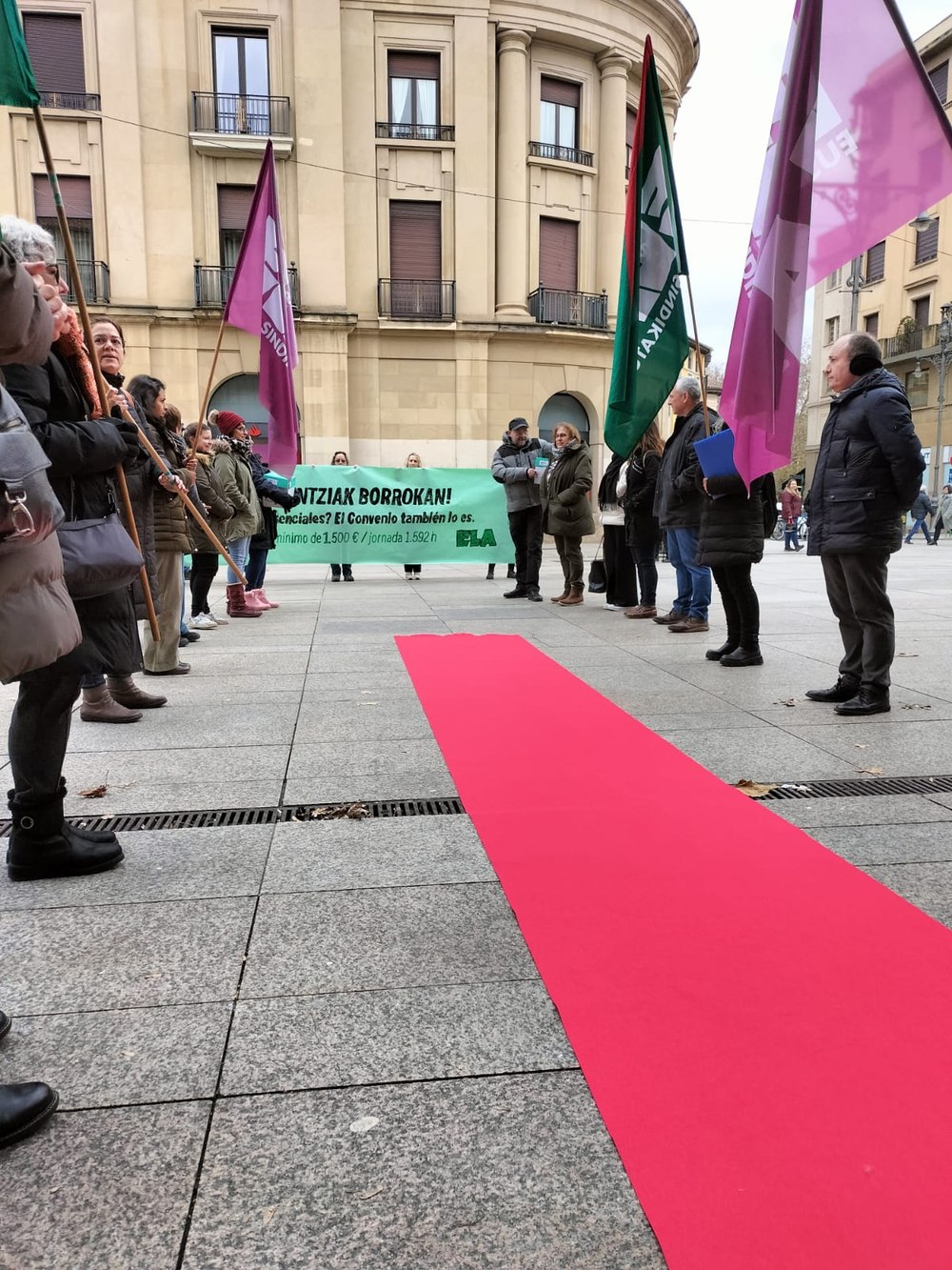 ELA entrega más de 3.600 firmas al Gobierno de Navarra para exigir el primer Convenio de Residencias
