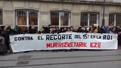 ELA entrega una copia de la Ley de la RGI a la Consejera de Empleo