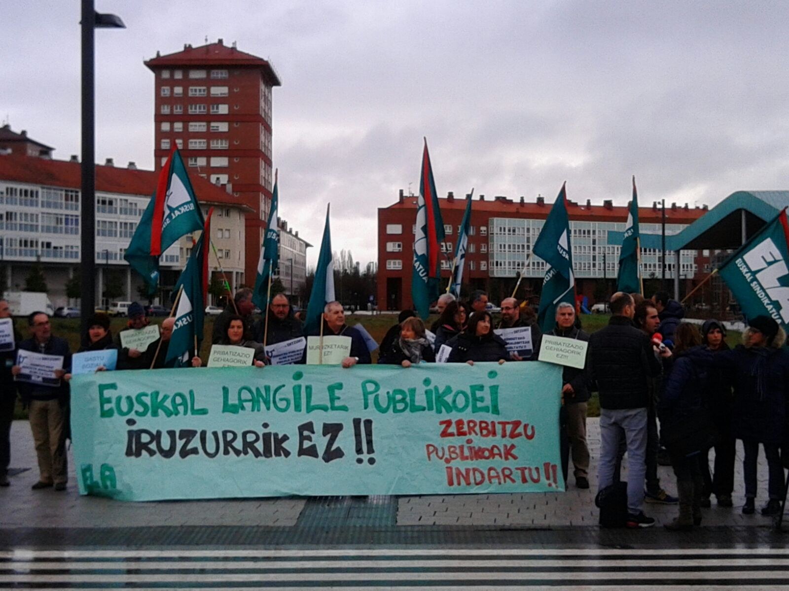 ELA exige al Gobierno vasco la reversión de todos de  los recortes