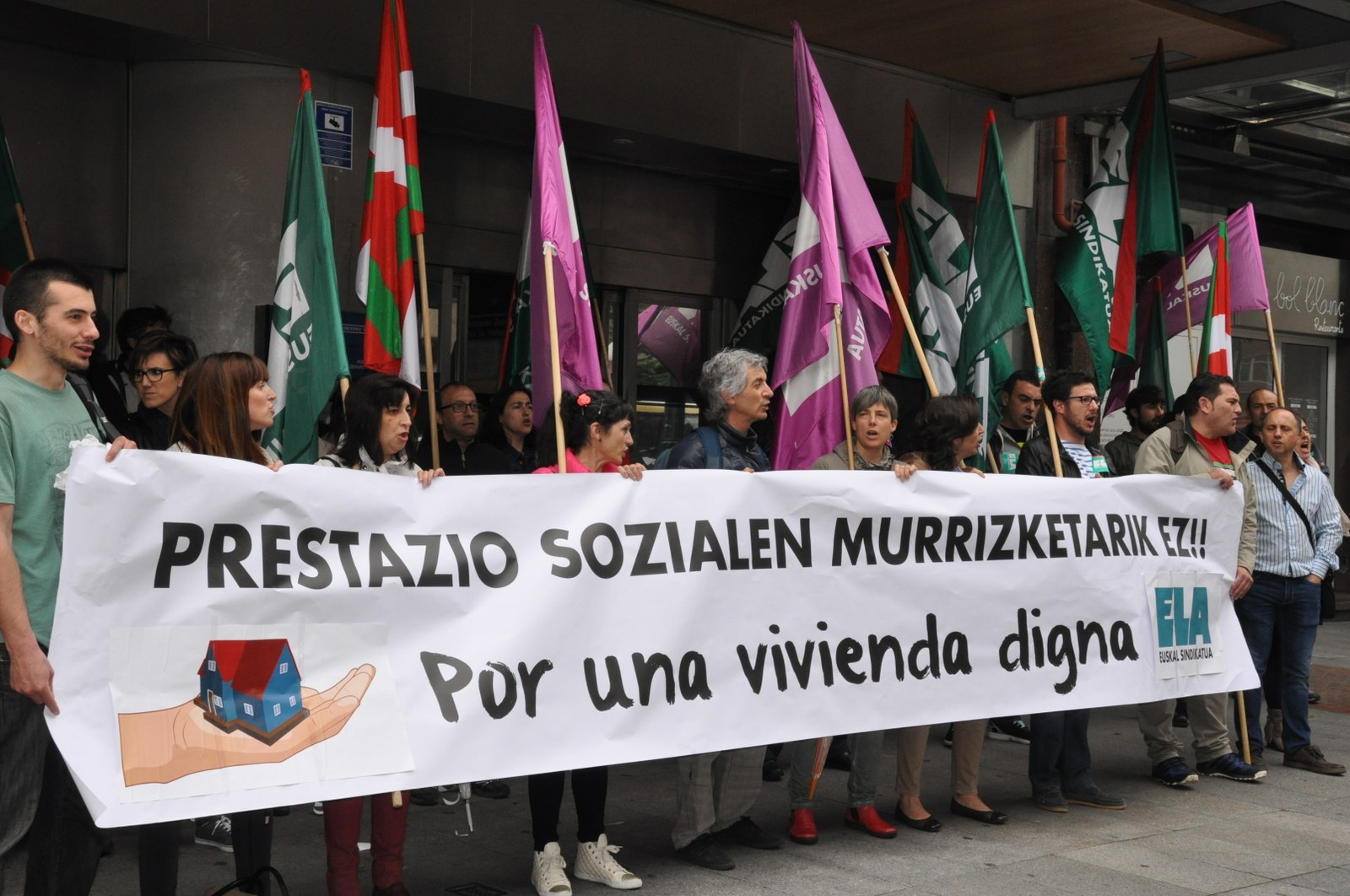 ELA exige al Gobierno Vasco que no recorte las prestaciones sociales para vivienda