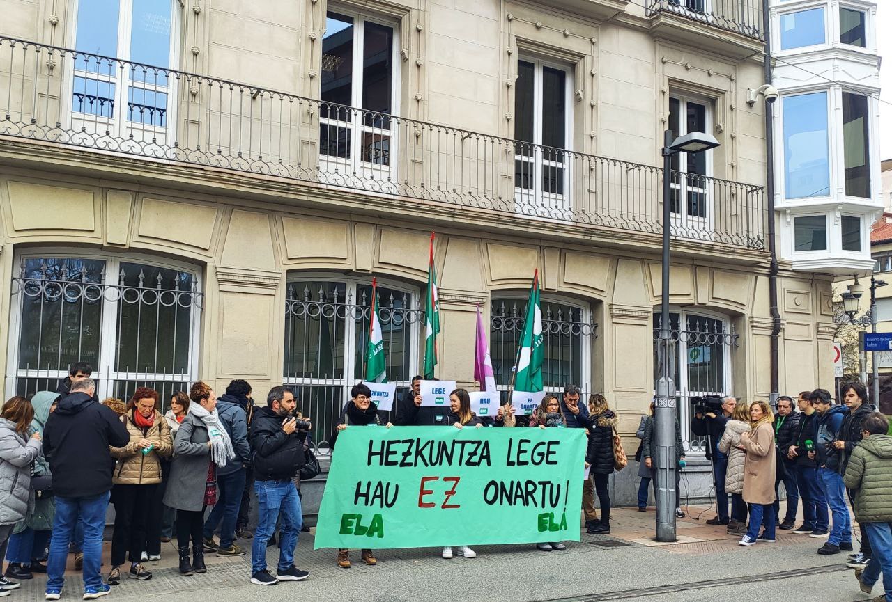 ELA exige ante el Parlamento Vasco que no se apruebe la Ley de Educación ELA exige ante el Parlamento Vasco que no se apruebe la Ley de Educación