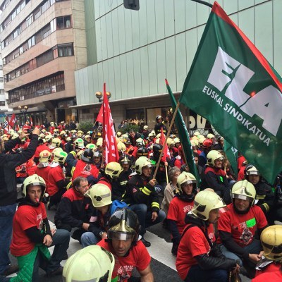 ELA exige la retirada de la ley de bomberos en la comparecencia del Parlamento Vasco