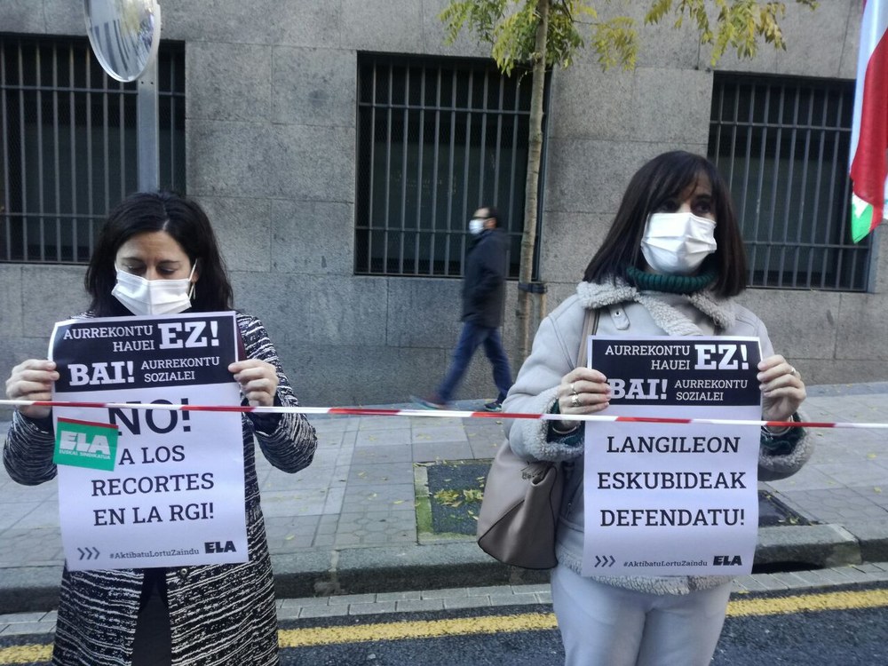 ELA forma una cadena humana entre las sedes del PNV y EH Bildu para demandar unos presupuestos sociales