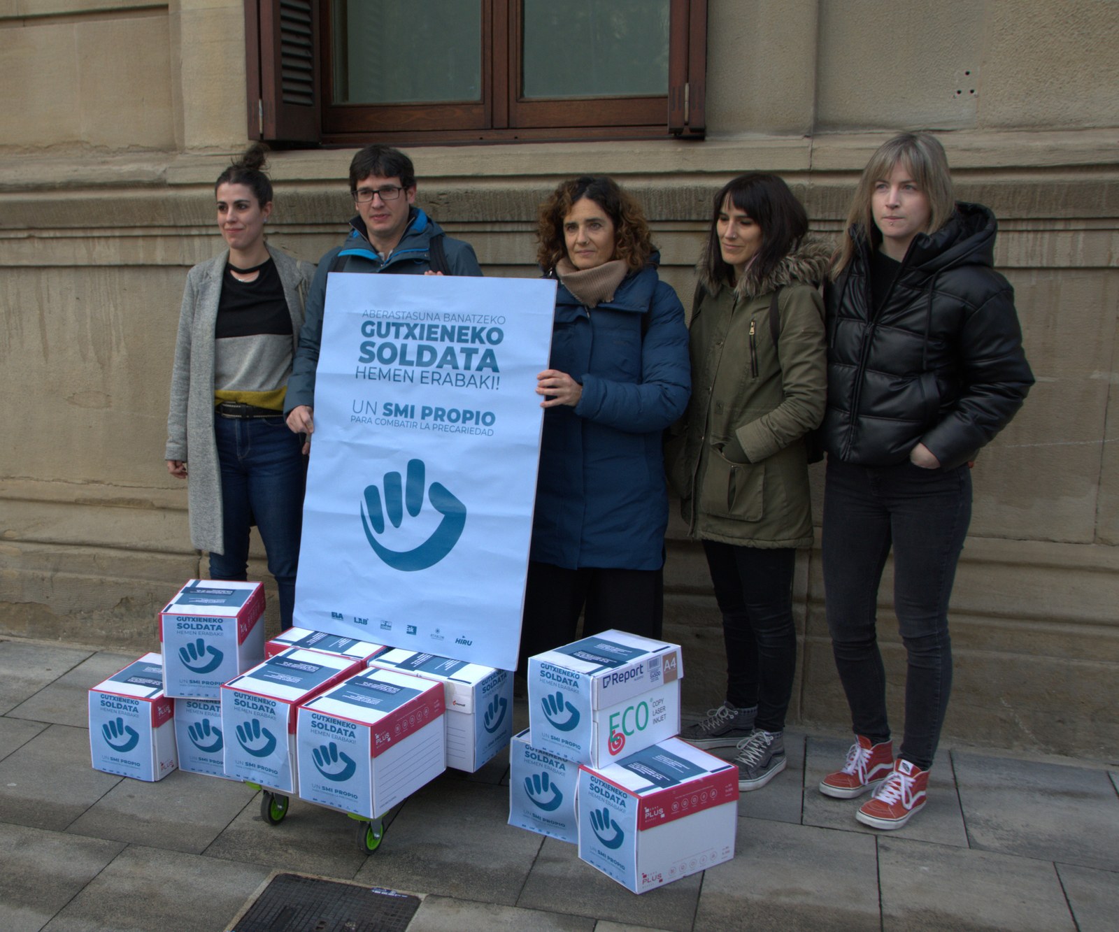 ELA, LAB, ESK, Steilas, Etxalde e Hiru llevan la reivindicación al Parlamento de Navarra