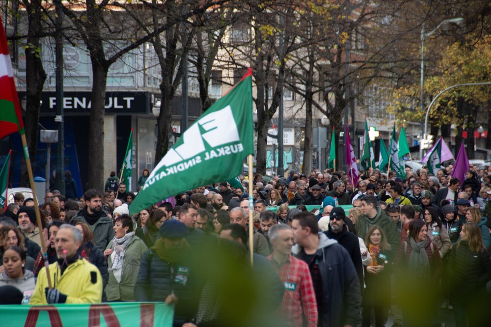 ELA, LAB, ESK, Steilas, Etxalde e Hiru registran en los Parlamentos de Gasteiz e Iruña las Iniciativas Legislativas Populares a favor de un salario mínimo propio