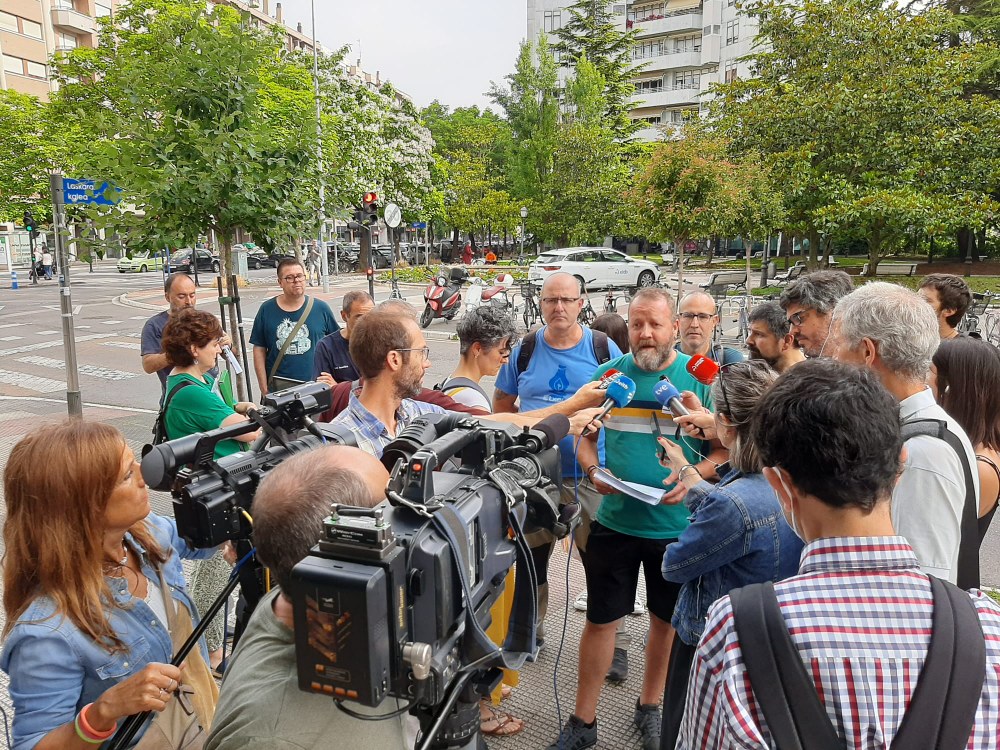 ELA, LAB y ESK convocan una asamblea abierta en Mercedes-Benz para debatir los siguientes pasos ante el chantaje de la empresa