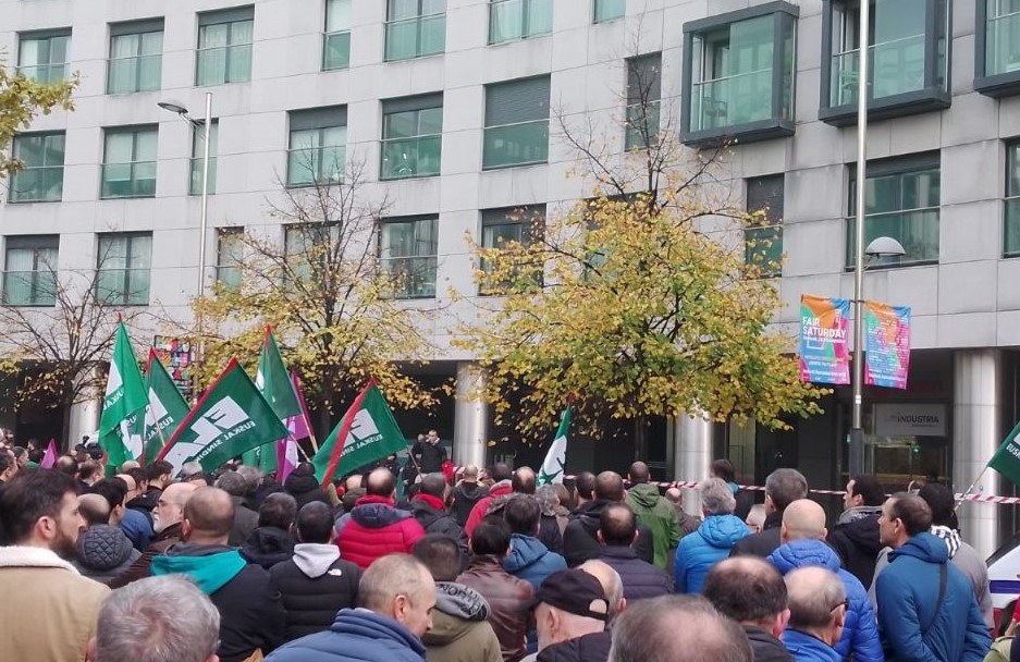 ELA Metal Bizkaia se concentra ante la patronal para denunciar que quiere aplicar un modelo estatal que no garantiza el IPC
