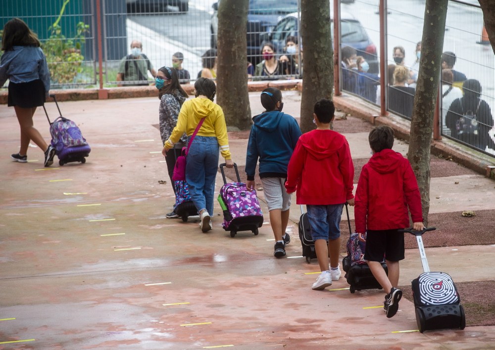ELA pide a Gobierno Vasco y EUDEL que concedan el permiso retribuido al personal público a cargo de personas confinadas o afectadas por el cierre de aulas