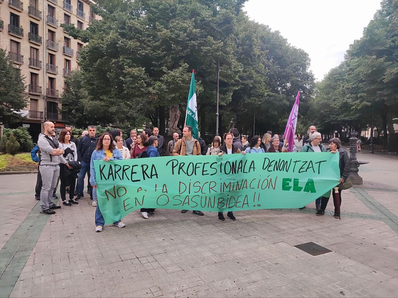 ELA presenta en el Parlamento más de 1.000 firmas para que no se discrimine a una parte de la plantilla con la carrera profesional