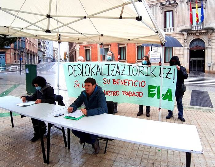 ELA presenta y registra en el Parlamento navarro sus propuestas a la Ley Foral contra la deslocalización empresarial ELA presenta y registra en el Parlamento navarro sus propuestas a la Ley Foral contra la deslocalización empresarial