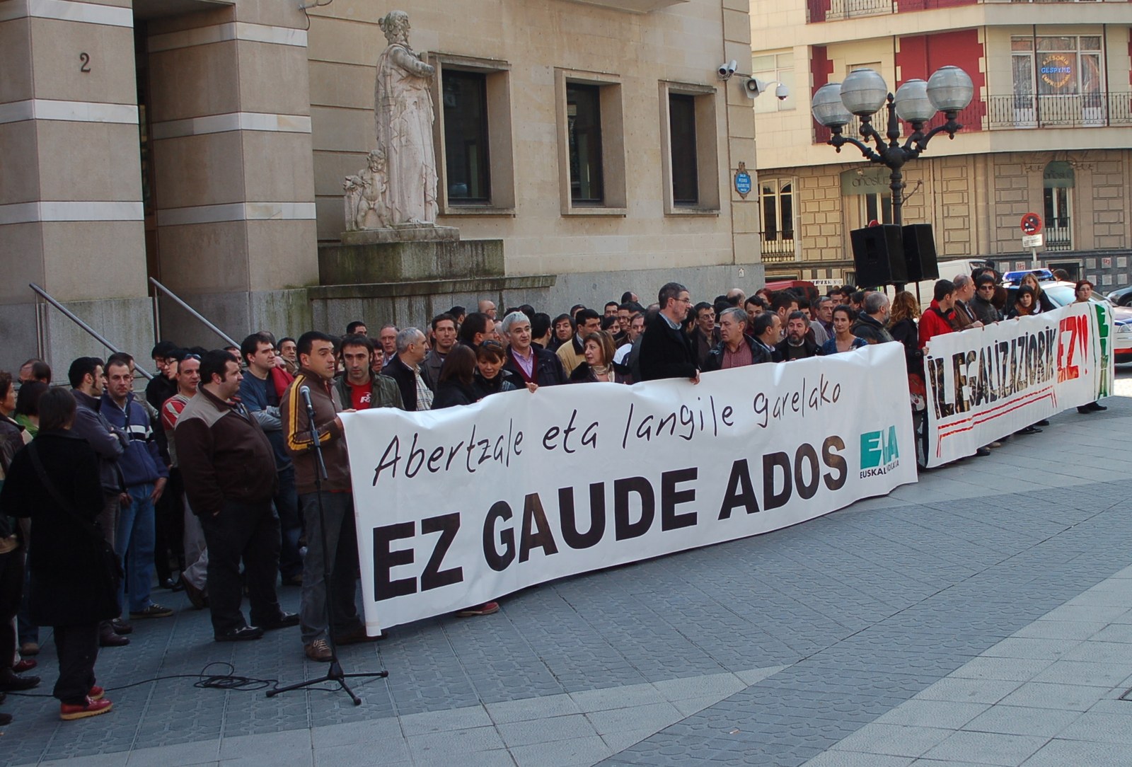 ELA protesta ante el Palacio de Justicia por la ilegalización de EHAK y ANV