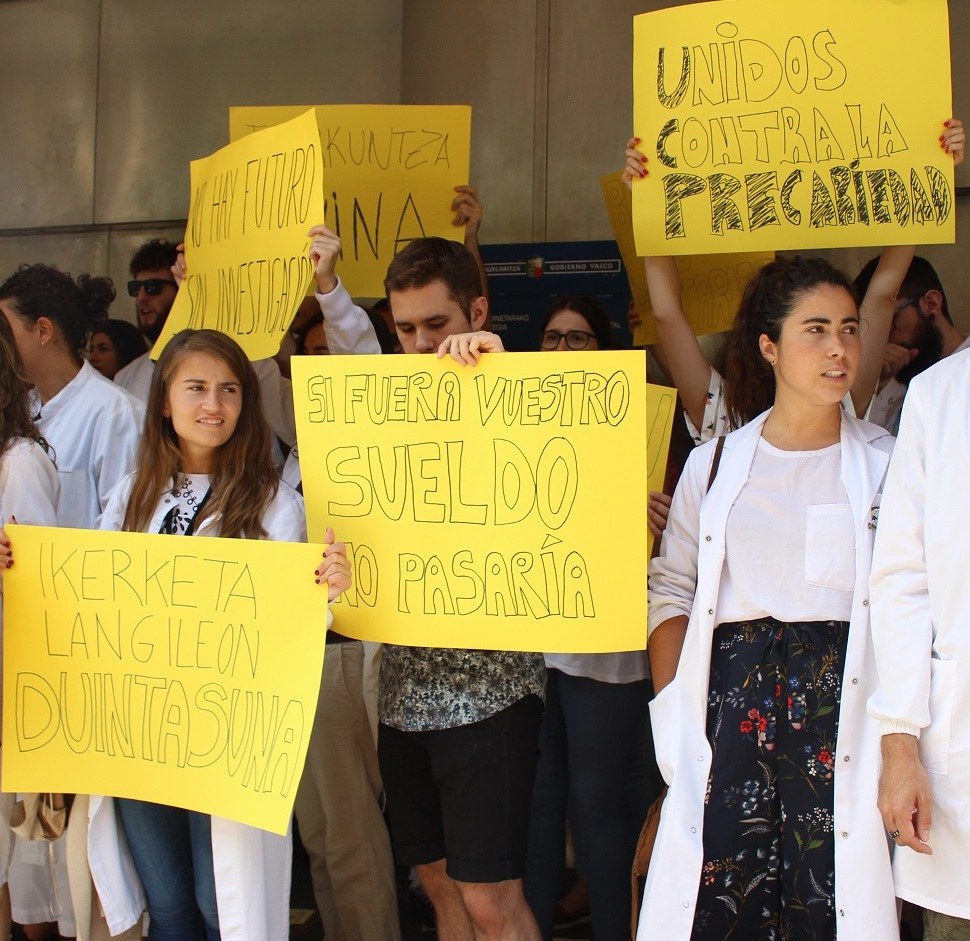 ELA rechaza el acuerdo por el que los nuevos investigadores postdoctorales de la UPV ganarán 4.000 euros menos al año ELA rechaza el acuerdo por el que los nuevos investigadores postdoctorales de la UPV ganarán 4.000 euros menos al año