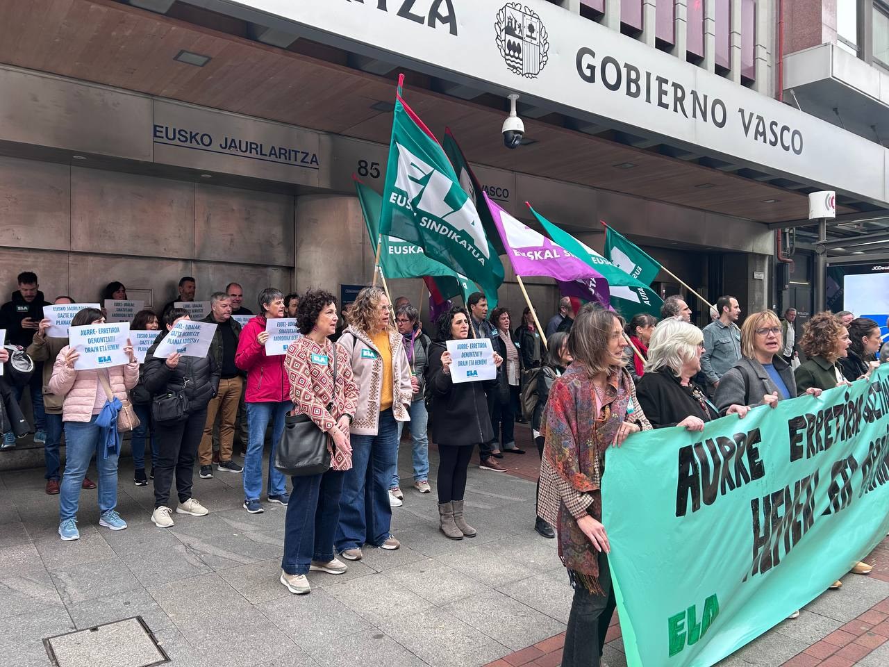 Concentración ante el Gobierno Vasco para que garanticen la jubilación anticipada