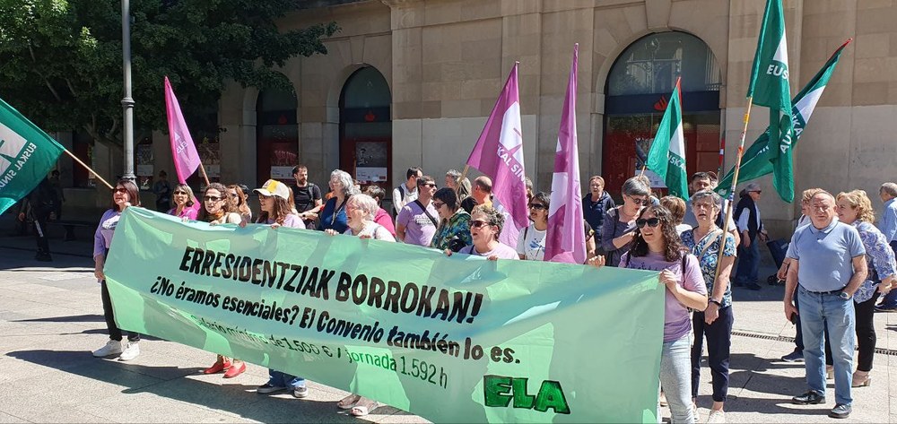 ELA se concentra frente al Gobierno de Navarra por el convenio de residencias