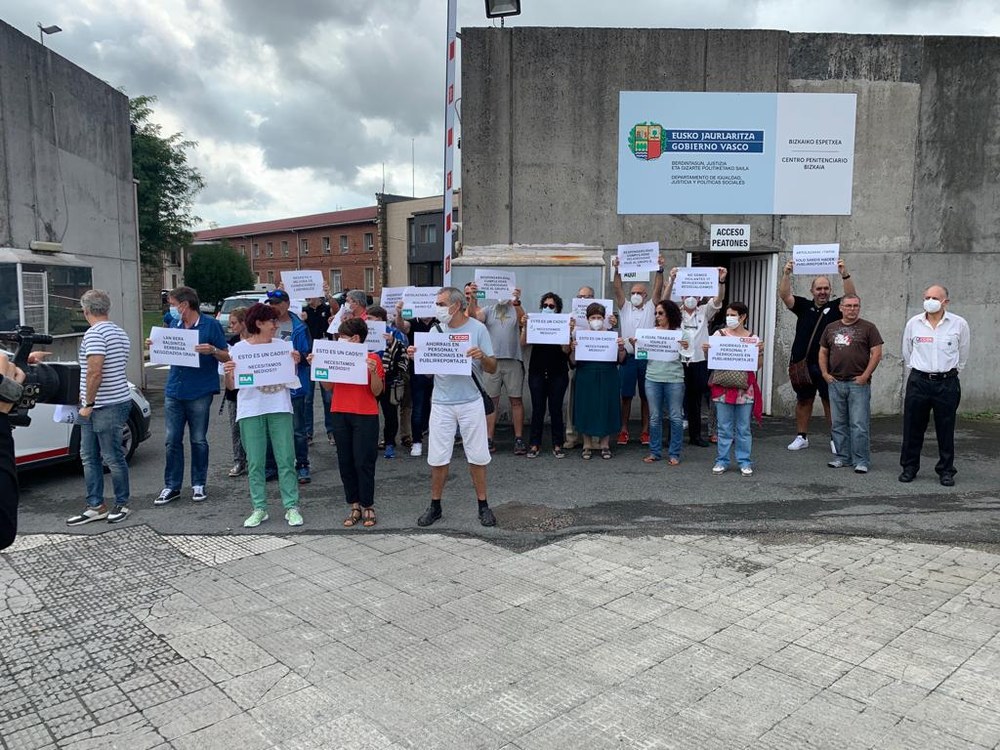 ELA se ha concentrado ante la instalaciones penitenciarias de Basauri para denunciar las pésimas condiciones laborales
